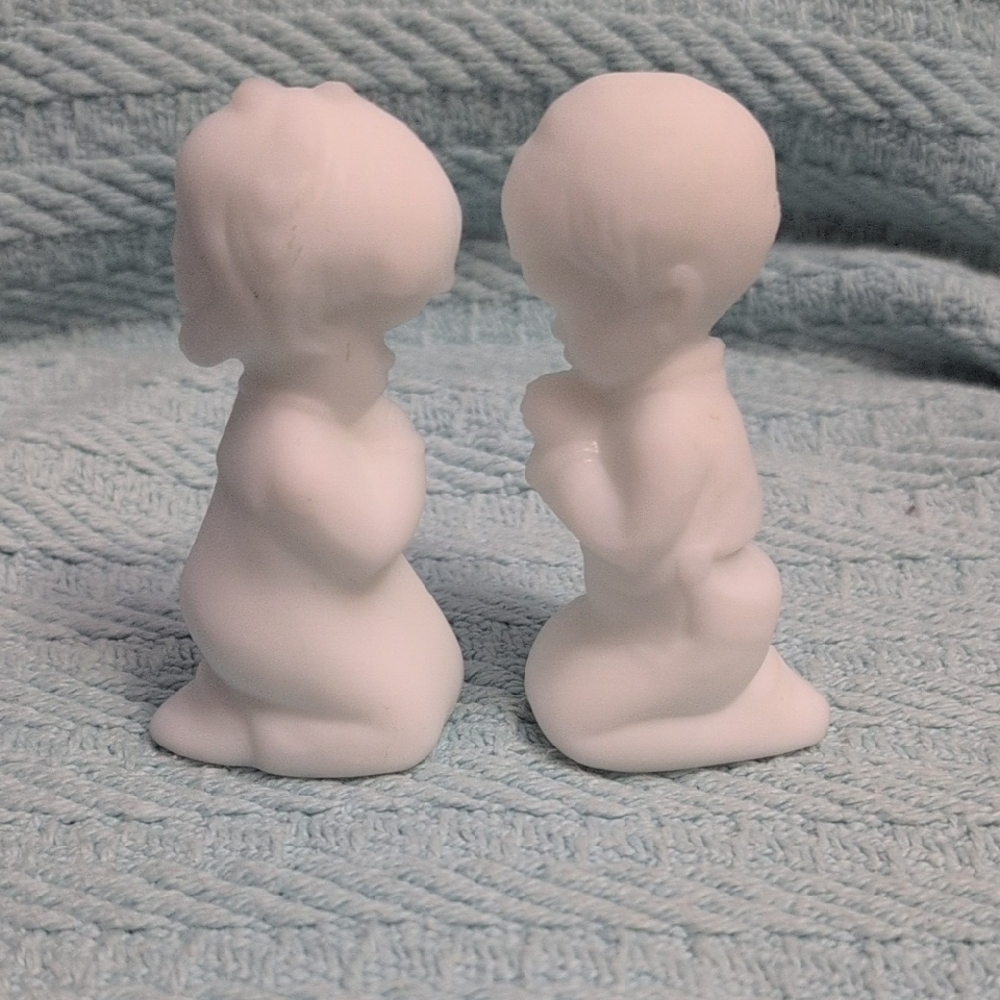Vintage Fenton Praying Boy And Girl White  Matte Milk Figurines